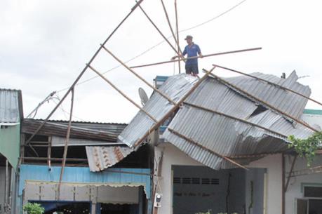 Kiên Giang: Gần 150 căn nhà bị sập và tốc mái do dông lốc