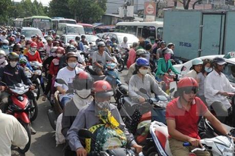 TP Hồ Chí Minh: Lật xe container kẹt xe nhiều giờ liền