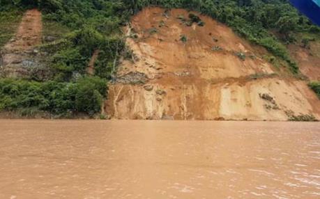 Lai Châu: Lật thuyền gỗ khiến 3 người mất tích