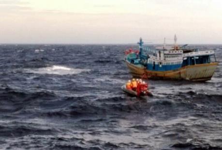 Bà Rịa-Vũng Tàu: Sóng lớn đánh lật úp tàu cá, 2 ngư dân mất tích