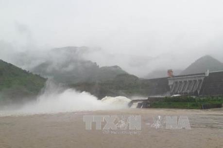 Thủy điện Hòa Bình xả cửa đáy số 3 