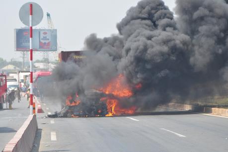 Đang lưu thông trên đường, xe container bất ngờ phát nổ bốc cháy