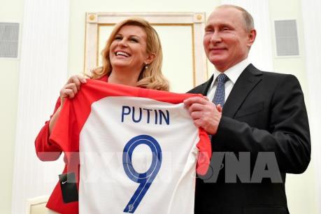 WORLD CUP 2018: Tổng thống Nga được tặng áo thi đấu của Croatia