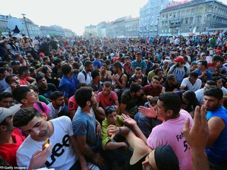 Vấn đề người di cư: Thêm 2 nước châu Âu nhất trí tiếp nhận người di cư từ các tàu cứu hộ