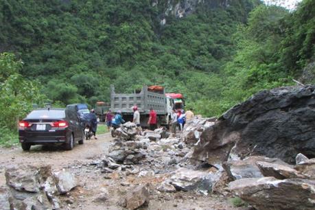 Nghệ An: Sạt lở đất đá gây ách tắc Quốc lộ 7