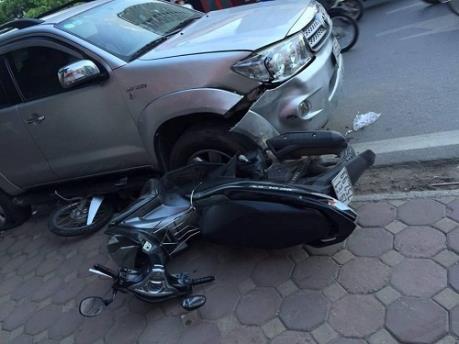 Bình Định: Xe máy va chạm với ô tô, 2 người thiệt mạng