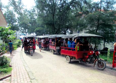 Quảng Ninh: Lật xe Túc túc trên đảo Quan Lạn, 9 du khách bị thương