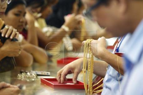 Giá vàng châu Á chạm mức thấp nhất trong một năm