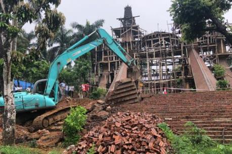 Đang cưỡng chế phá dỡ “cung điện” xây dựng trái phép tại huyện Ba Vì (Hà Nội)