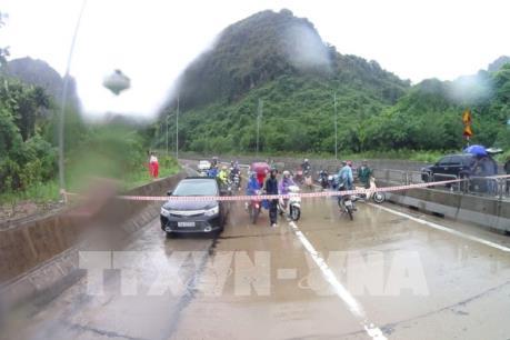 Quảng Ninh: Mưa lớn gây ngập cục bộ và chia cắt Quốc lộ 18A