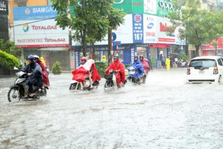 Hà Nội mưa lớn, nhiều tuyến phố ngập sâu