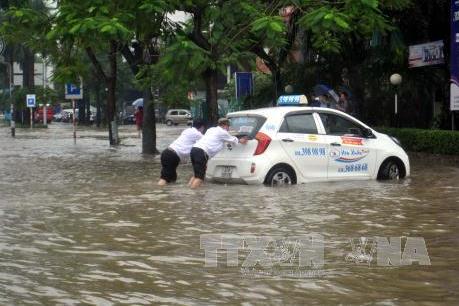 Những lưu ý không thể bỏ qua khi đi ô tô qua vùng ngập nước