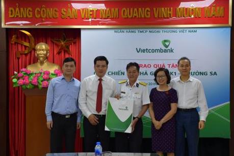 Vietcombank tặng quà cho gia đình cán bộ chiến sỹ Nhà giàn DK1 có hoàn cảnh khó khăn