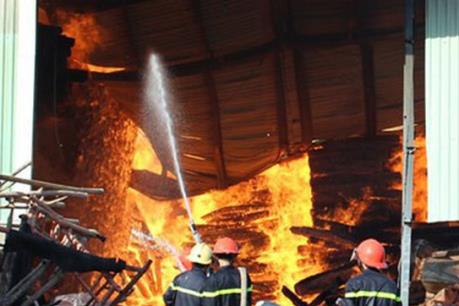 Cháy lớn tại kho đồ gỗ trên đường Trường Chinh, Tp. Hồ Chí Minh
