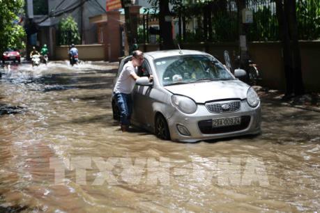 Hà Nội: Khẩn trương khắc phục úng ngập tại đường Lê Trọng Tấn