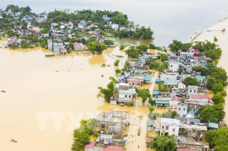 Cảnh sát giao thông dầm mình trong mưa lũ điều tiết giao thông