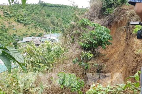 Lâm Đồng: Năm ngôi nhà bị sập do sạt lở đất