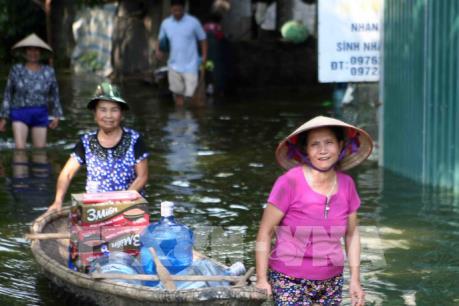 Ghi nhận từ “vùng ngập” Hà Nội: Nước bẩn bao vây nhà dân, tiềm ẩn nguy cơ dịch bệnh