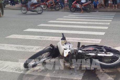 Ô tô 4 chỗ mất lái tông vào xe máy, 1 người tử vong