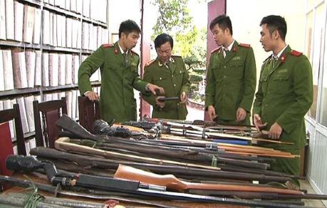 Quản lý, sử dụng vũ khí, vật liệu nổ và công cụ hỗ trợ