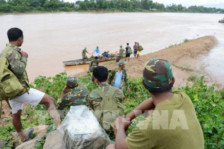 Vỡ đập thủy điện ở Lào: Đại sứ quán Việt Nam trao tiền hỗ trợ người dân Lào bị ảnh hưởng