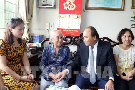 Thủ tướng Nguyễn Xuân Phúc thăm hỏi các gia đình liệt sĩ tại Hà Nội