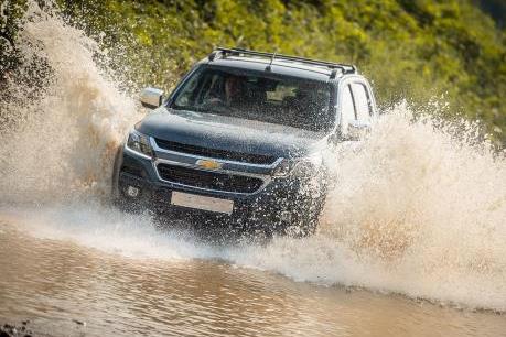 10 lời khuyên khi lái xe qua đoạn đường ngập nước không thể bỏ qua