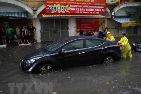 Hàng chục điểm ngập úng nội thành Hà Nội trong cơn mưa lớn