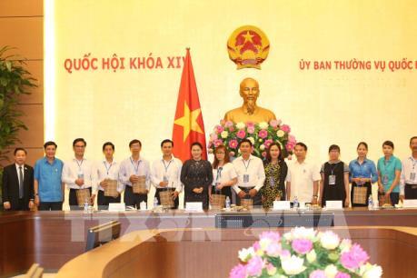 Chủ tịch Quốc hội gặp mặt 70 công nhân, lao động tiêu biểu xuất sắc