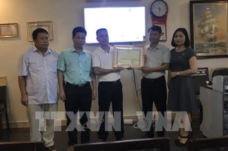 Khen thưởng hãng tàu du lịch hỗ trợ 5 du khách quốc tế bị "bỏ rơi" ở vịnh Hạ Long