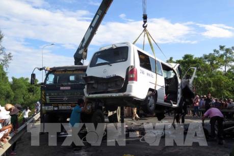 Vụ tai nạn nghiêm trọng ở Quảng Nam: Đưa 2 xe gặp nạn ra khỏi hiện trường