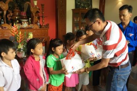 Tân Hiệp Phát trao học bổng cho học sinh có hoàn cảnh khó khăn ở Tiền Giang