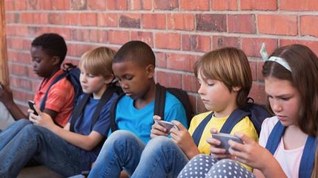 Pháp cấm học sinh sử dụng điện thoại thông minh ở trường