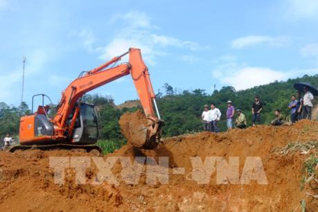 Lào Cai: Quốc lộ 279 ách tắc nghiêm trọng do sạt lở đất