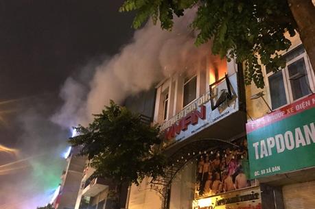 Hai vụ cháy trong tối mưa lớn ở Hà Nội