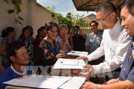 Cứu trợ đồng bào Việt kiều và người dân nghèo Campuchia bị ảnh hưởng do lũ lụt