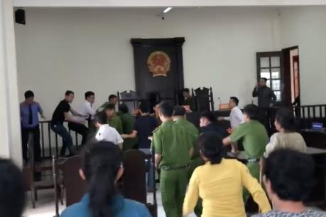 Khởi tố người đánh kiểm sát viên ngay tại phiên tòa