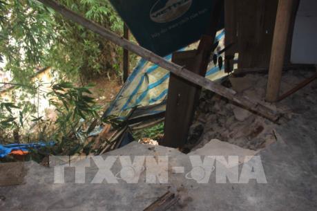 Nhiều nhà dân ở Quỳ Châu, Nghệ An có nguy cơ bị cuốn trôi do sạt lở