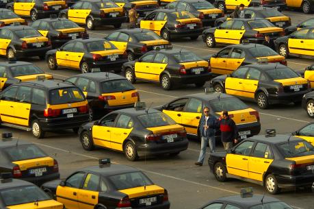 Tây Ban Nha: Giới taxi truyền thống tạm ngừng đình công phản đối Uber