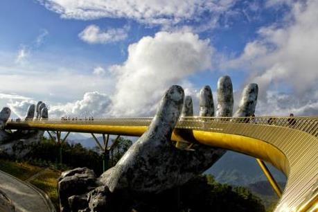 Du khách đổ về Bà Nà Hills chiêm ngưỡng cây Cầu Vàng