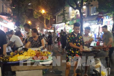 Âm thanh ầm ĩ, hàng rong tràn lan tại phố đi bộ hồ Hoàn Kiếm, Hà Nội