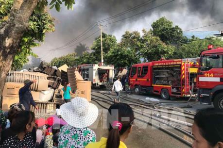 Cháy lớn tại Khu công nghiệp Nhị Xuân