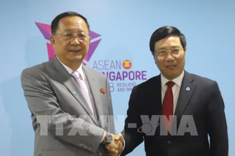 Phó Thủ tướng, Bộ trưởng Ngoại giao Phạm Bình Minh tiếp xúc song phương bên lề AMM-51