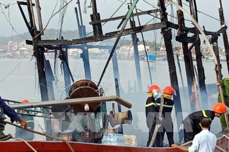 Cháy tàu cá tại Nghệ An