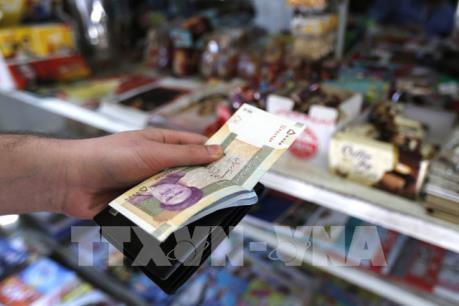 Iran nới lỏng kiếm soát ngoại hối nhằm ngăn chặn đồng nội tệ sụp đổ