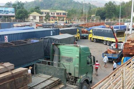 Mưa lũ ở Lào kéo dài khiến hàng trăm phương tiện ách tắc tại cửa khẩu Lao Bảo