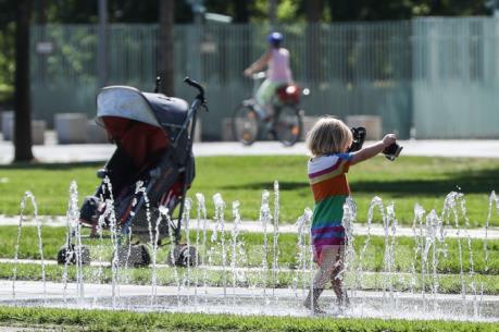 Nắng nóng tiếp tục hoành hành trên khắp châu Âu