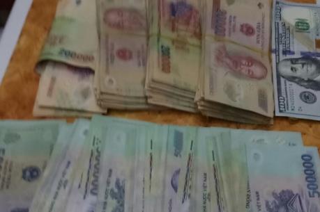 Nhân viên Đường sắt trả lại hành khách gần 120 triệu đồng bỏ quên trên tàu