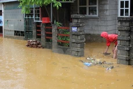 Ngập sâu gần 1 mét, người dân vùng biên giới Kon Tum gặp khó trong đi lại