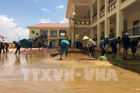 Một số trường tại huyện Chương Mỹ chưa thể đón học sinh do ngập úng kéo dài